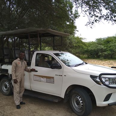 I Moremi nationalpark färdas vi med lokala guider i mindre jeepar